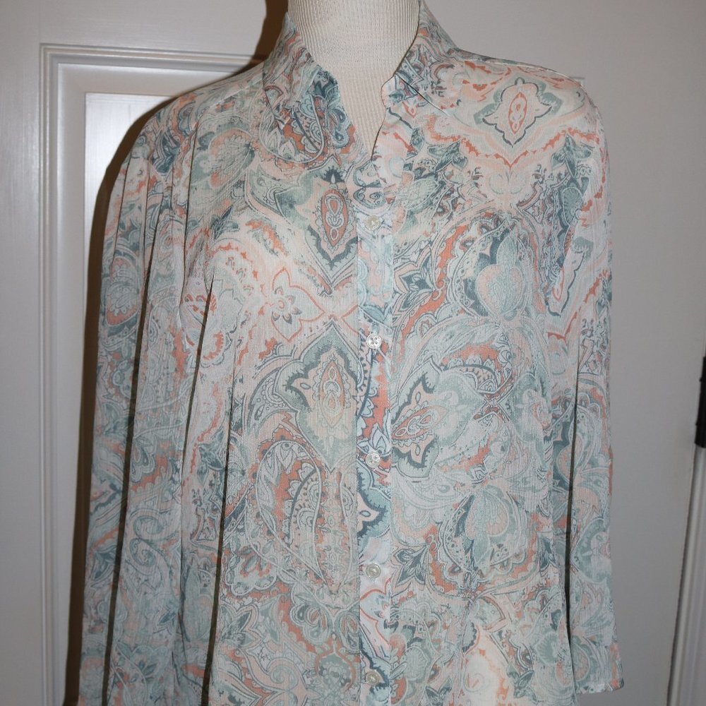 CHICO'S size 2 pretty sheer button up blouse with a 3/4 sleeve
